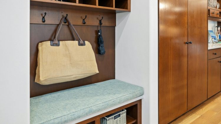 Storage Benches That Add Value and Comfort to Entryways
