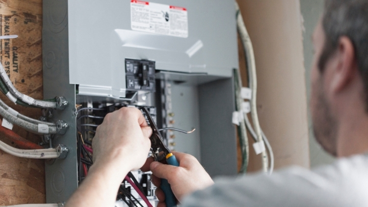 Signs to Call a Professional Electrician